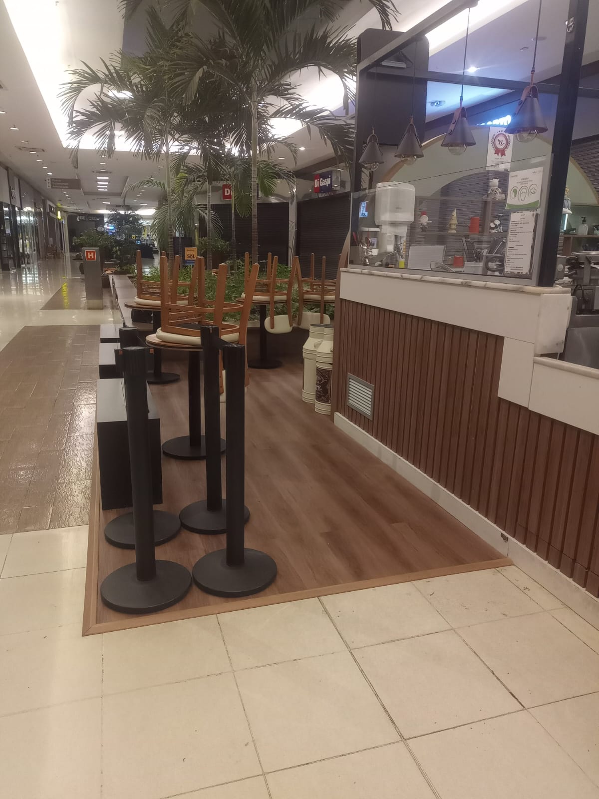 Piso vinílico em ambiente comercial