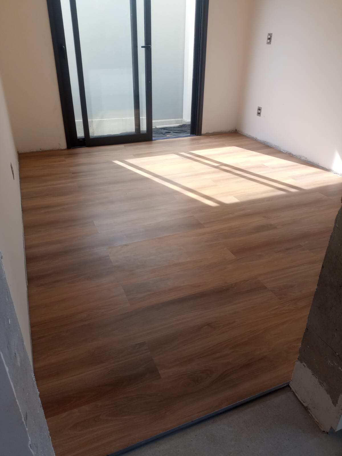 Piso vinílico em ambiente com porta de vidro